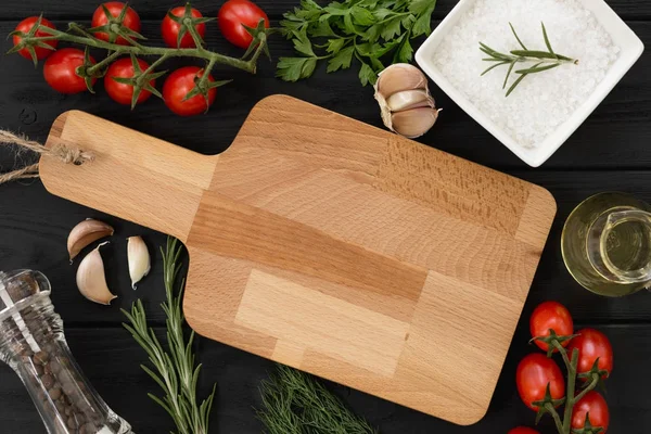 Kesme tahtası. Domates. Maydanoz. Sarımsak. Tuz. Petrol. Biber.  