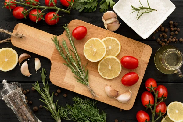 Baharatlar ve sebzeler ile kesme tahtası 