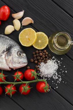 Taze çiğ kılıçbalığı veya çipura balık 