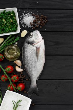 Taze çiğ kılıçbalığı veya çipura balık. Bir kopya alanı ile Üstten Görünüm