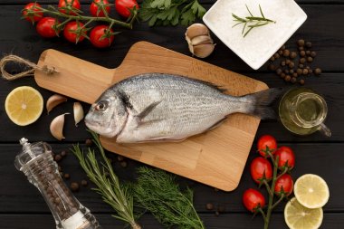 Taze çiğ kılıçbalığı veya çipura balık 