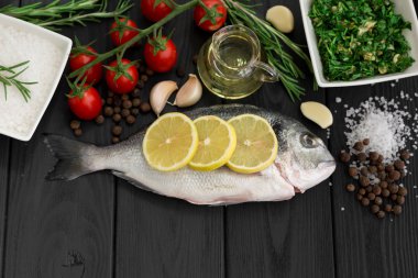 Limon taze çiğ kılıçbalığı veya çipura balık