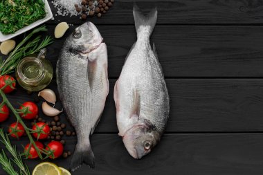 İki taze çiğ kılıçbalığı veya çipura balık  