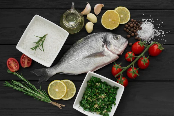 Taze çiğ kılıçbalığı veya çipura balık  