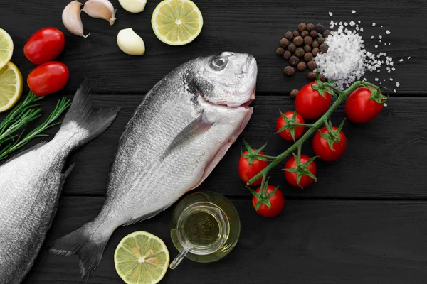 Taze çiğ kılıçbalığı veya çipura balık. Üstten Görünüm