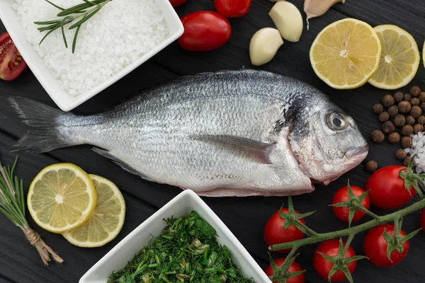 Taze çiğ kılıçbalığı veya çipura balık  