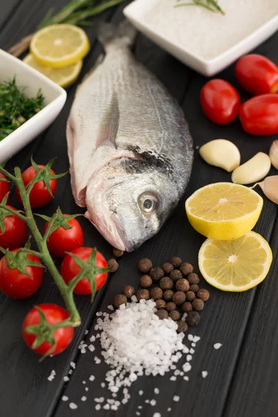 Taze çiğ kılıçbalığı veya çipura balık sebze ile