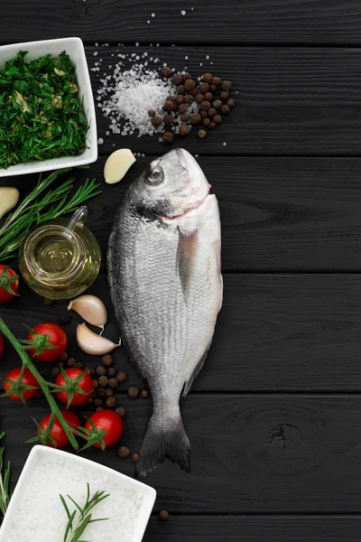 Taze çiğ kılıçbalığı veya çipura balık. Bir kopya alanı ile Üstten Görünüm