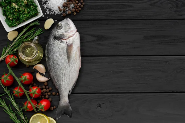 Taze çiğ kılıçbalığı veya çipura balık. Bir kopya alanı ile Üstten Görünüm