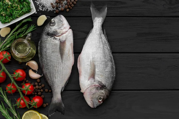 İki taze çiğ kılıçbalığı veya çipura balık  