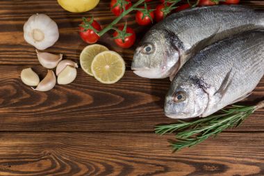 İki taze çiğ kılıçbalığı veya çipura balık rosemary ile 