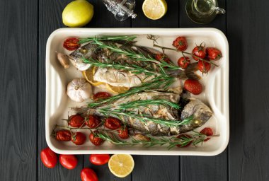 Dorado veya çipura balık bir tabak makarna pişmiş 