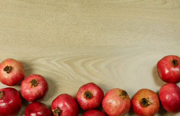 Granatäpfel auf hölzernem Hintergrund von oben mit Kopierraum — Stockfoto