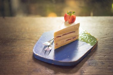 Kremalı ve çilekli kek.