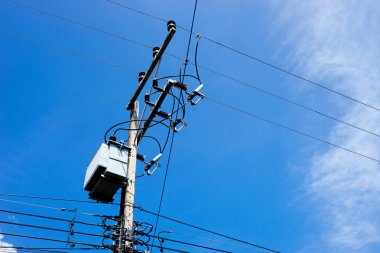 Elektrik direği bağlanmak için yüksek gerilim elektrik telleri 