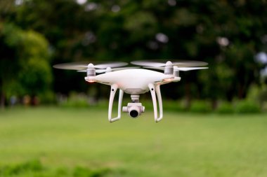 Drone dört helikopter ile parkta uçan yüksek çözünürlüklü dijital fotoğraf makinesi