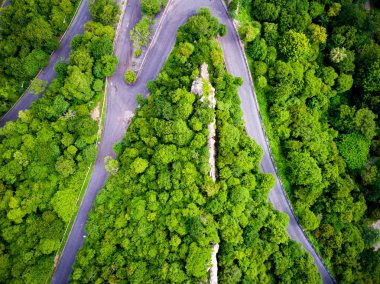 Dağ yolu orman manzarası içinde havadan görünümü.
