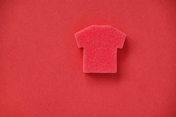 Kırmızı zemin üzerine kırmızı t-shirt