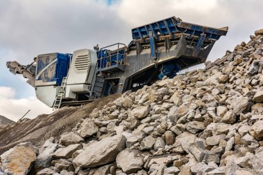 Endüstriyel bir üretimde taş kırma makinesi