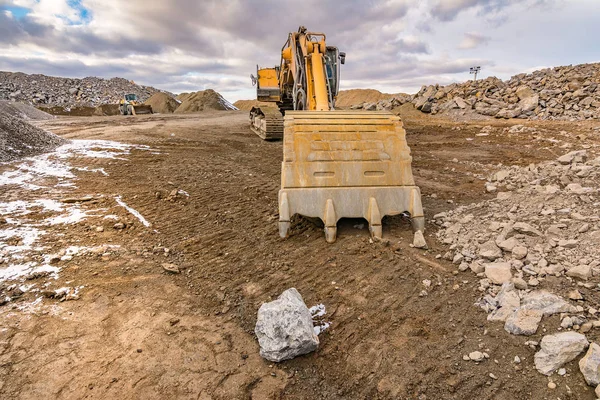 Excavadora de piedra en movimiento en una mina a cielo abierto en España — Foto de Stock