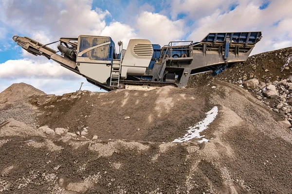 石の採掘鉱山での石の粉砕機。石を加工する重機 — ストック写真