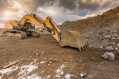 Kazıcı İspanya 'da açık bir maden ocağında taş taşıyor.