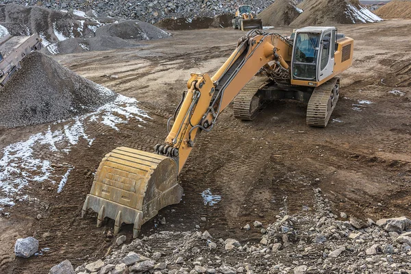 スペインの露天掘り鉱山で石を動かす掘削機 — ストック写真