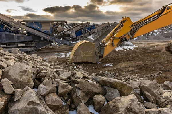 露天掘り鉱山の石破砕機と掘削機 — ストック写真