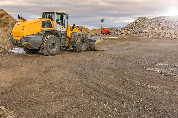 地表鉱山で冬に働く掘削機 — ストック写真