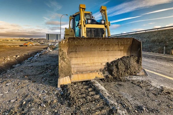 Земля движется по бульдозеру в строительстве дороги в Испании . — стоковое фото