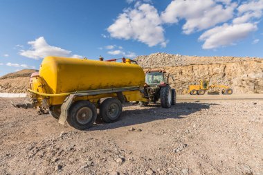 Bir yol inşa ediyorum. İnşaat için yedek makine