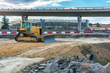 Bir üstgeçidin inşaatındaki makineler