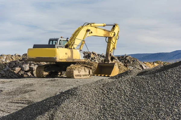 Gran montaña de grava en una cantera con una excavadora para transporte — Foto de Stock