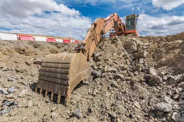 Excavadora haciendo un agujero en un sitio de construcción — Foto de Stock
