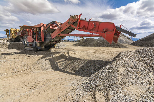 Mechanical conveyor belt to pulverize rock and stone and generate gravel