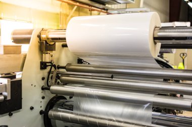 Yazdırılmış belgelerin mükemmel bir şekilde tamamlanması için yazdırma makinesinde matte veya parlatıcı plastik makine.