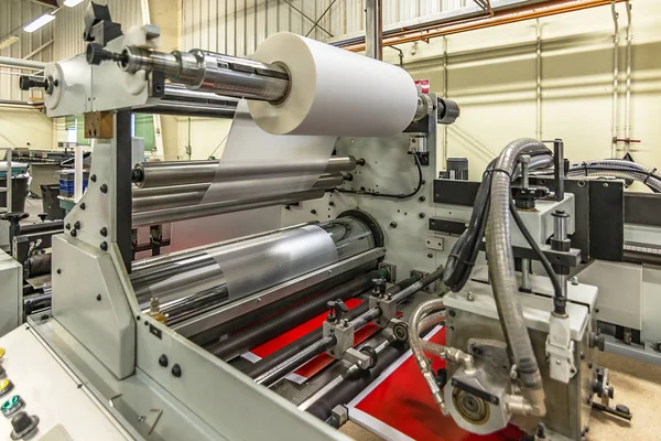 Matte of glanzende kunststof machine in een drukpers voor een perfecte afwerking van gedrukte documenten. — Stockfoto