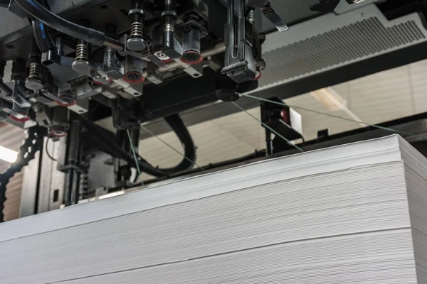 胶印机的纸张输入量或负载量为72 / 102 — 图库照片