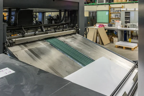 Input or load of paper in an offset printing machine measures 72/102