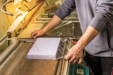 Plastik makineli kağıt paketleme