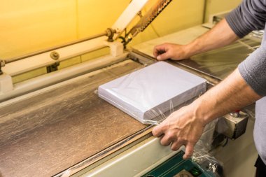 Plastik makineli kağıt paketleme