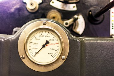 Analog işaretleyicili eski yazıcı makinesi