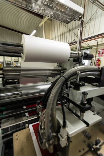 Plast laminering maskin professionell i en tryckpress — Stockfoto