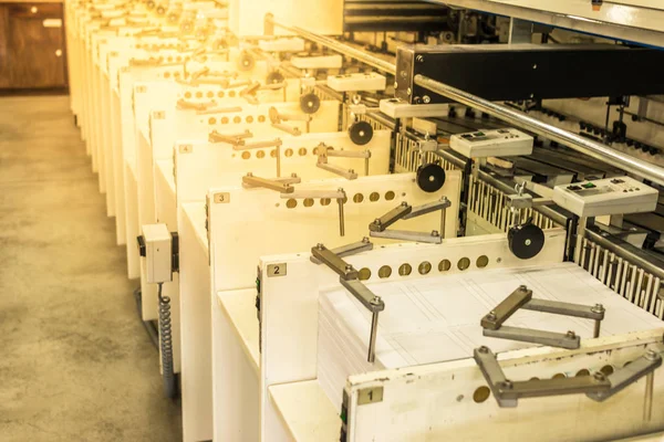 Maskiner för sortering av pappersark i tryckpress — Stockfoto