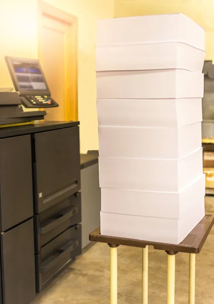 Stapel gesneden papier voor het bedrukken op een digitale printer — Stockfoto