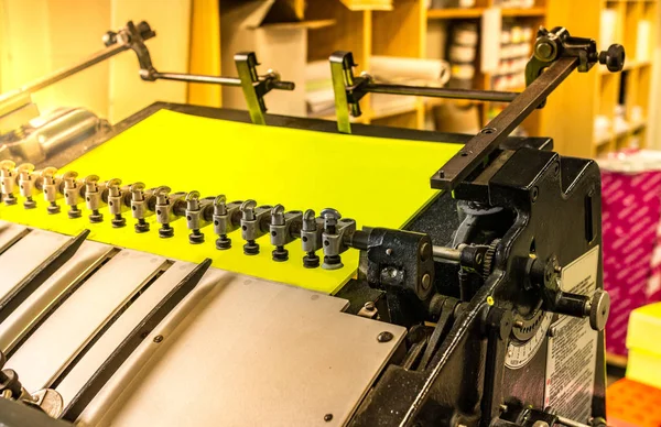Detalj av tryckmaskin, metalliska bitar av papperssug — Stockfoto