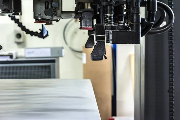 オフセット印刷機における紙の入力又は負荷は、 72/102です。 — ストック写真