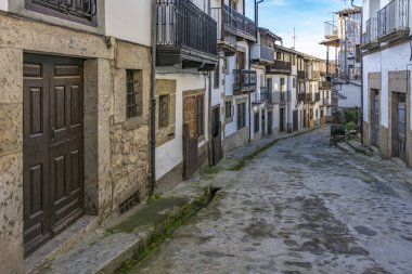 Candelario 'nun sokakları ve mimari cepheleri (Salamanca, Spai