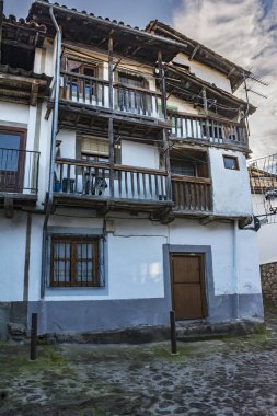 Candelario 'nun sokakları ve mimari cepheleri (Salamanca, Spai
