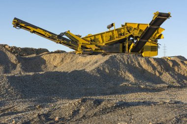 Taşı ve kayayı ezmek ve çakıl üretmek için mekanik taşıma bandı.